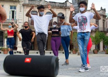 Young people rehearse a choreography in the Plaza Vieja in Havana. Photo: Otmaro Rodríguez