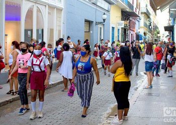 People wearing masks on Obispo Street in Havana, including primary school students, after the restart of the school year in the Cuban capital. Photo: Otmaro Rodríguez.