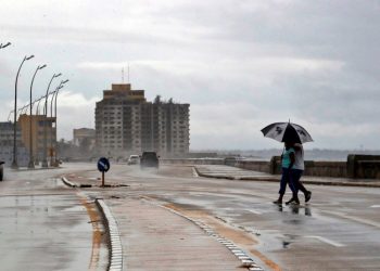 In addition to dealing with COVID-19, Cubans have been following the path of Tropical Storm Eta. Photo: Ernesto Mastrascusa/EFE.