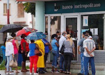 Several people line up outside a Havana branch of Banco Metropolitano. Photo: Yander Zamora/EFE/Archive.