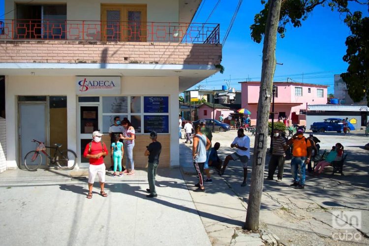 Several people queue to change money at a CADECA exchange office. Photo: Otmaro
Rodríguez.
