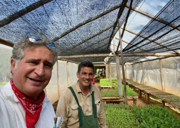 Joe García, together with private farmer Fernando Funes, from the Marta farm in Havana
province, specialized in organic products. / Courtesy of Joe García.