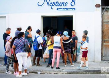 People queue at a state bakery in Havana. Photo: Otmaro Rodríguez.