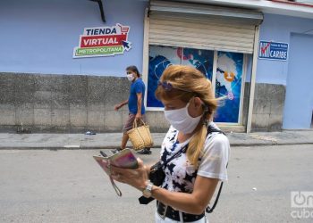 Two people walk wearing masks in Havana, as protection against the coronavirus pandemic. Photo: Otmaro Rodríguez.