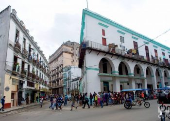 People in a line in Havana, on December 1, 2020. Photo: Otmaro Rodríguez.