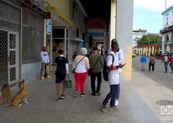 People in Galiano Street in Havana. Photo: Otmaro Rodríguez.