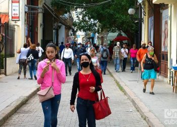People in Obispo Street, in Havana. Photo: Otmaro Rodríguez.