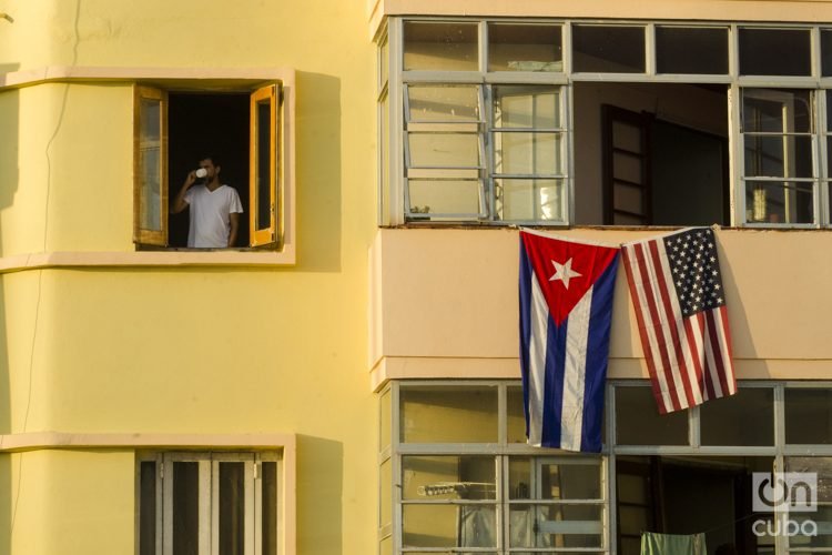 Building adjacent to the U.S. embassy in Havana, photo taken on the day of the inauguration ceremony on August 14, 2015. Photo: Alain Gutiérrez