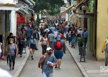 People on Obispo Street, in Havana, during the outbreak of COVID-19 in January 2021. Photo: Otmaro Rodríguez.