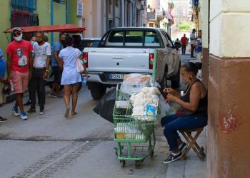 Private seller of sweets in Havana. Photo: Otmaro Rodríguez.