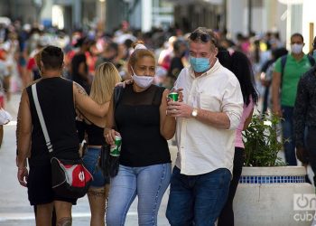 People on the street, during the outbreak of COVID-19 in Havana, in January 2021. Photo: Otmaro Rodríguez.