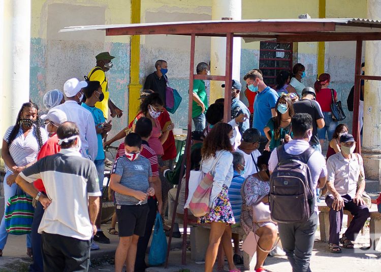People at a bus stop during the outbreak of COVID-19 in Havana, in January 2021. Photo: Otmaro Rodríguez.