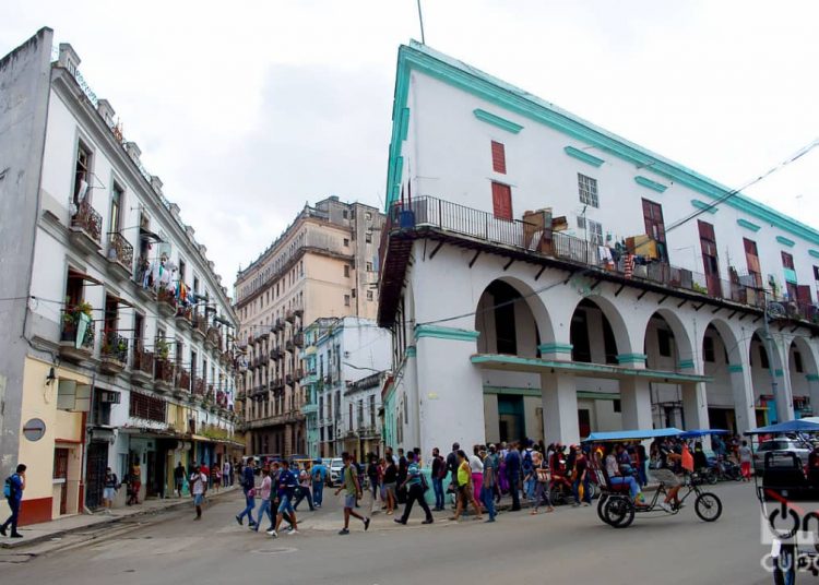 People queue in Havana, on December 1, 2020. Photo: Otmaro Rodríguez.