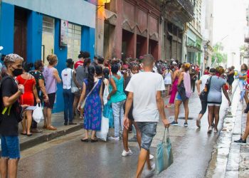 People in a queue in Havana, during the outbreak of coronavirus. Photo: Otmaro Rodríguez.