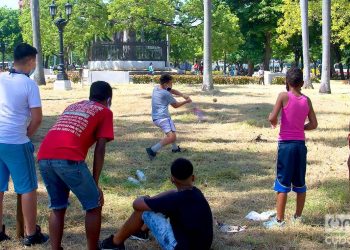 Children playing ball wearing masks in the Parque de la Fraternidad, in Havana, after the relaxation of restrictions due to COVID-19 in the city