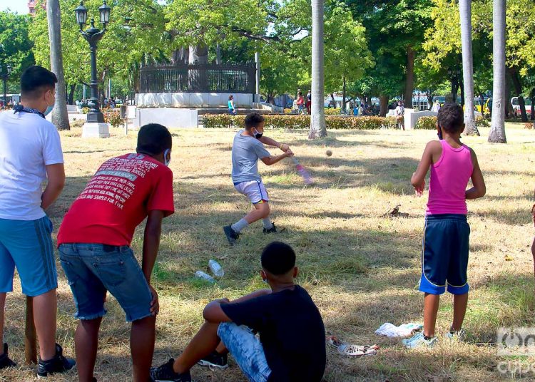 Children playing in the Parque de la Fraternidad, in Havana. Photo: Otmaro Rodríguez.