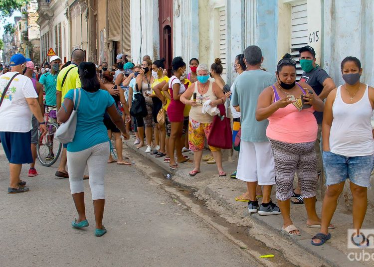 People in a queue in Havana, during the coronavirus pandemic. Photo: Otmaro Rodríguez/Archive.