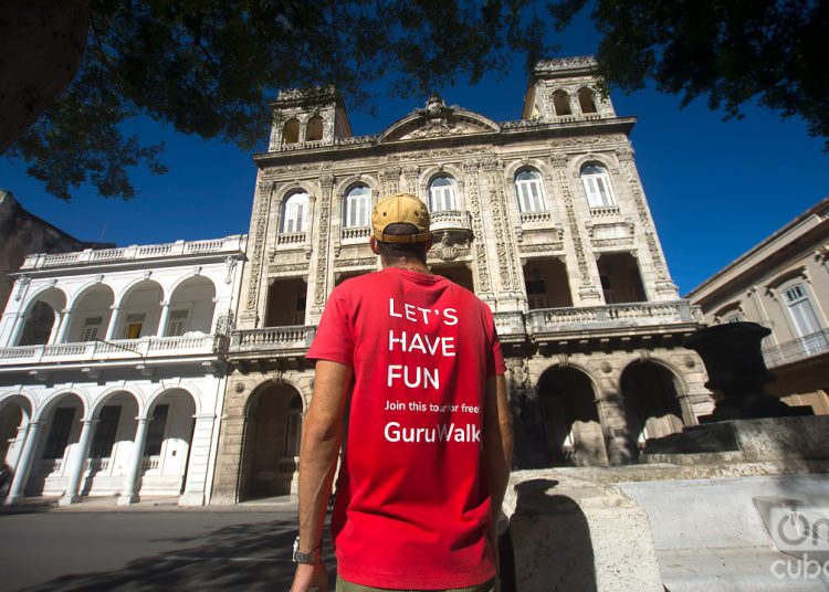 José Enrique González, Pepe, free tour guide with one of the most popular tours of this type of tourism in Havana. Photo: Otmaro Rodríguez.