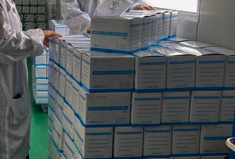 Donation of syringes for the COVID-19 vaccination in Cuba, made by Cubans residing in the United Kingdom. Photo: Prensa Latina.
