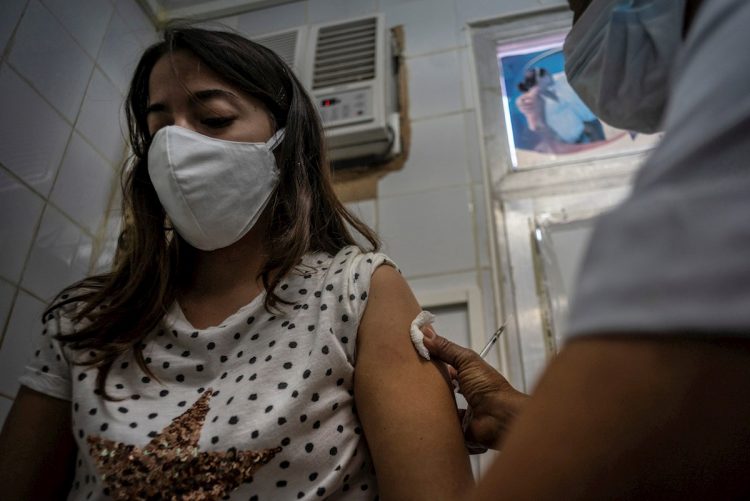 A nurse applies the Cuban Soberana 02 vaccine to a health worker, as part of a study in a polyclinic in Havana (Cuba). Photo: Ramón Espinosa/EFE/POOL.
