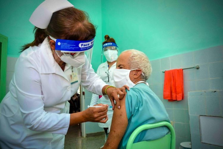 Mehr als 442.000 Kubaner hwurden bereits mit Abdala geimpft. | Bildquelle: http://www.cubadebate.cu/noticias/2021/05/17/intervencion-sanitaria-en-cuba-442-395-cubanos-ya-recibieron-la-primera-dosis-de-abdala/ © Juan Pablo Carreras Vidal /ACN. | Bilder sind in der Regel urheberrechtlich geschützt