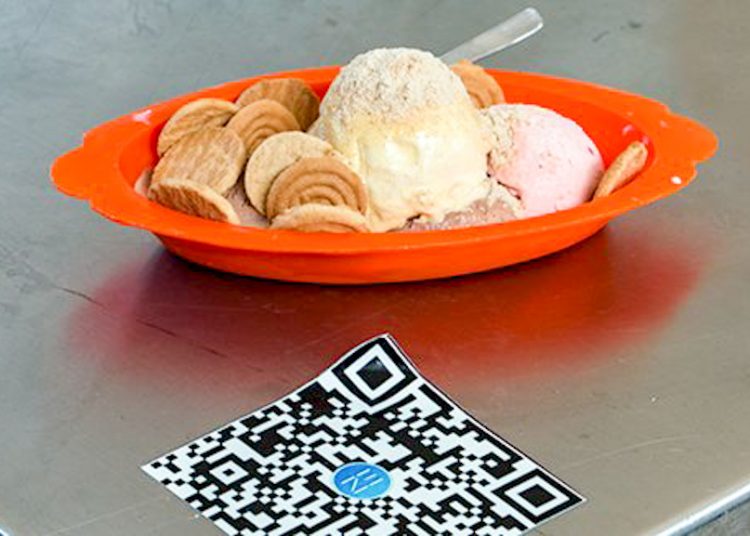 QR code sticker on a table at Coppelia ice cream parlor. Photo: Abel Padrón Padilla/Cubadebate/Archive.