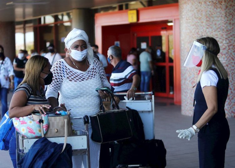 Reisende auf den Flughafen Havannna | Bildquelle: https://t1p.de/4vh4 © Yander Zamora/EFE | Bilder sind in der Regel urheberrechtlich geschützt