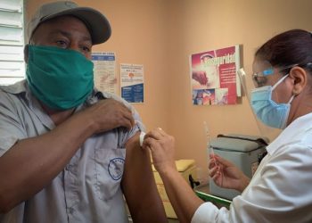 A nurse vaccinates a worker from the vector campaign against COVID-19 with the Soberana 02 vaccine candidate, as part of an intervention study underway in Havana. Photo: Adalberto Roque/AFP/POOL.