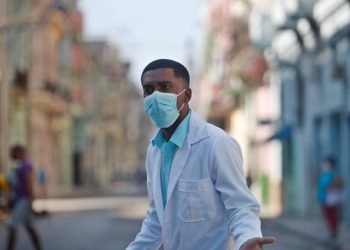 A health worker wears a mask to protect himself from COVID-19, during the outbreak of the disease in Havana. Photo: Yander Zamora/EFE/Archive.