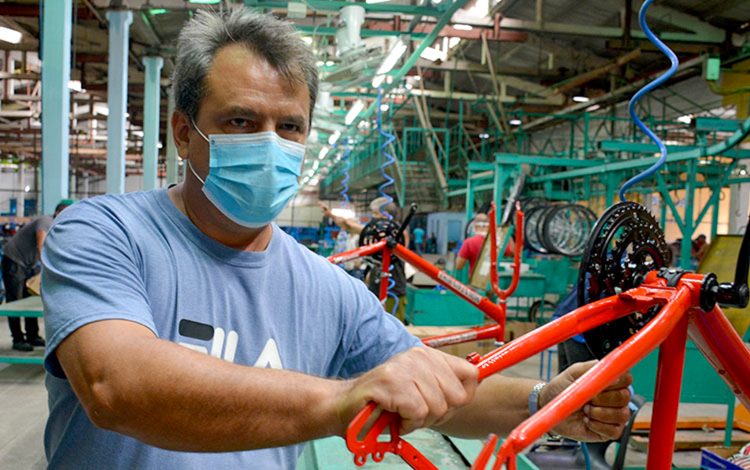 David Rodríguez, deputy director of Ciclos Minerva, announced that the first thousand bicycles, of the MTB 26 model, are already being assembled. Photo: Vanguardia/Ramón Barreras Valdés.