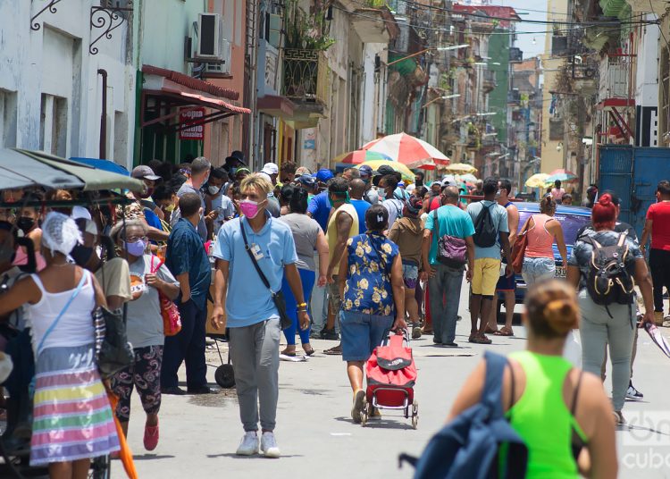 People on a street in Havana during the current outbreak of COVID-19. Photo: Otmaro Rodríguez.
