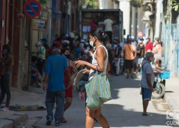 People on a street in Havana, during the current outbreak of COVID-19. Photo: Otmaro Rodríguez.