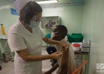 Vaccination with the Abdala COVID-19 vaccine candidate in Cienfuegos, Cuba. Photo: Otmaro Rodríguez.