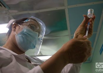 A nurse prepares a dose of the Abdala COVID-19 vaccine candidate, in Cienfuegos, Cuba. Photo: Otmaro Rodríguez.