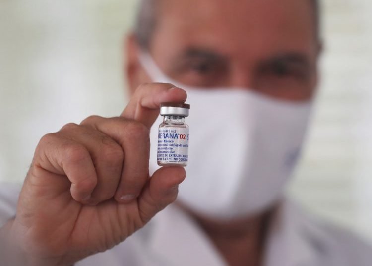 The director of the Finlay Vaccine Institute, Vicente Vérez, shows a vial of the Soberana 02 vaccine candidate in Havana. Photo: Ernesto Mastrascusa/EFE/Archive.