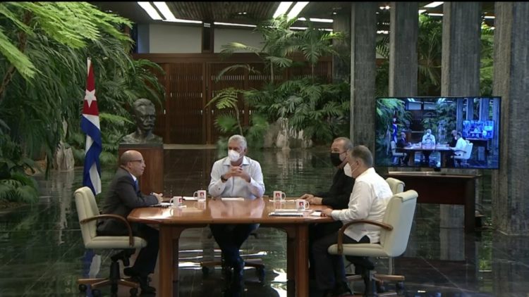 President Migual Díaz-Canel (c), together with the Prime Minister and the Minister of Economy of Cuba (both on the right) during the television program Mesa Redonda on July 14, 2021 in which new measures taken by the Cuban government were announced. Photo: Mesa Redonda/Twitter.