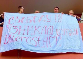 Russian tourists protest at a hotel in Varadero, Cuba, where they remain isolated after testing positive for COVID-19. Photo: katerina_tyuleneva_76/Instagram via Russia Today.