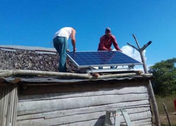 Installation of solar panels in a rural house in Cuba. Photo: Radio Reloj/Archive.