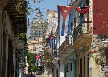 Cuban flags fly on Chacón Street in Havana, Cuba. Photo: Otmaro Rodríguez (Archive).