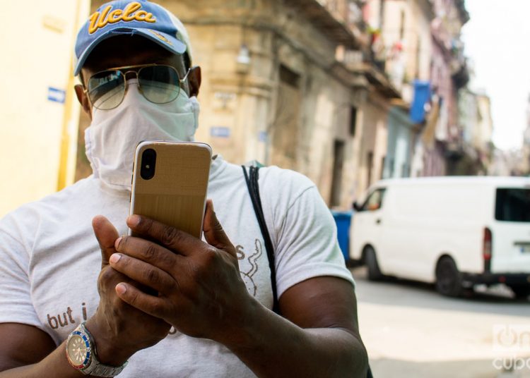 A man checks the internet on his cell phone in Havana, during the COVID-19 pandemic. Photo: Otmaro Rodríguez/OnCuba Archive.