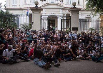 Artists and activists in front of the Ministry of Culture headquarters on November 27, 2020. Photo: Ismael Francisco/AP.