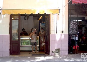 Private restaurants offer take away food. Photo: Otmaro Rodríguez/OnCuba Archive.