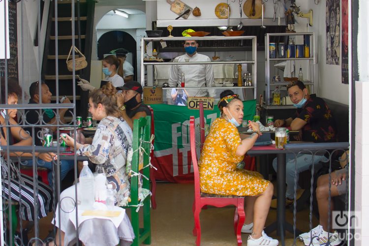 People in a private restaurant in Havana during the de-escalation at the end of 2020. Photo: Otmaro Rodríguez/OnCuba Archive.