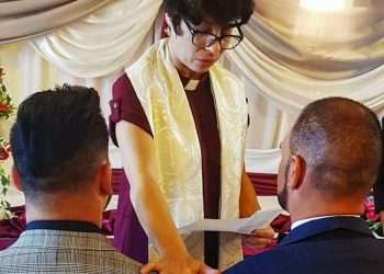 Pastor Elaine Saralegui Caraballo officiates a wedding between two men at the headquarters of the Metropolitan Community Church, in Matanzas. Photo: Taken from the blog Q de Cuir/Archive.