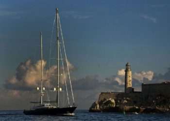 The Fidelis sailboat arrives at the bay of Havana. Photo: PL.