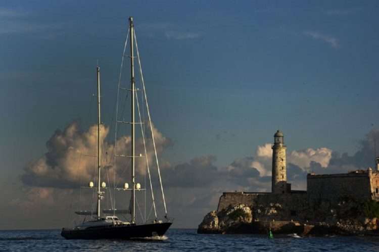 The Fidelis sailboat arrives at the bay of Havana. Photo: PL.