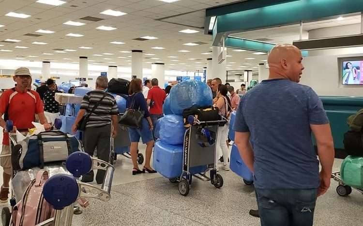 Cubans at Miami International Airport. Photo: Cuballama.