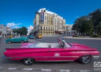 Buick LeSabre parked in front of Havana’s Parque Central. Photo: Otmaro Rodríguez.