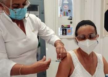 A woman gets the Cuban COVID-19 vaccine, in Havana, Cuba. Photo: Ernesto Mastrascusa/EFE/Archive.