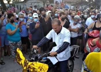 Doctor Miguel Alexander Concepción López on the motorcycle he received from his neighbors, in the town of Santa Lucia, in the Cuban province of Sancti Spíritus. Photo: facebook.com/elsa.ramosramirez